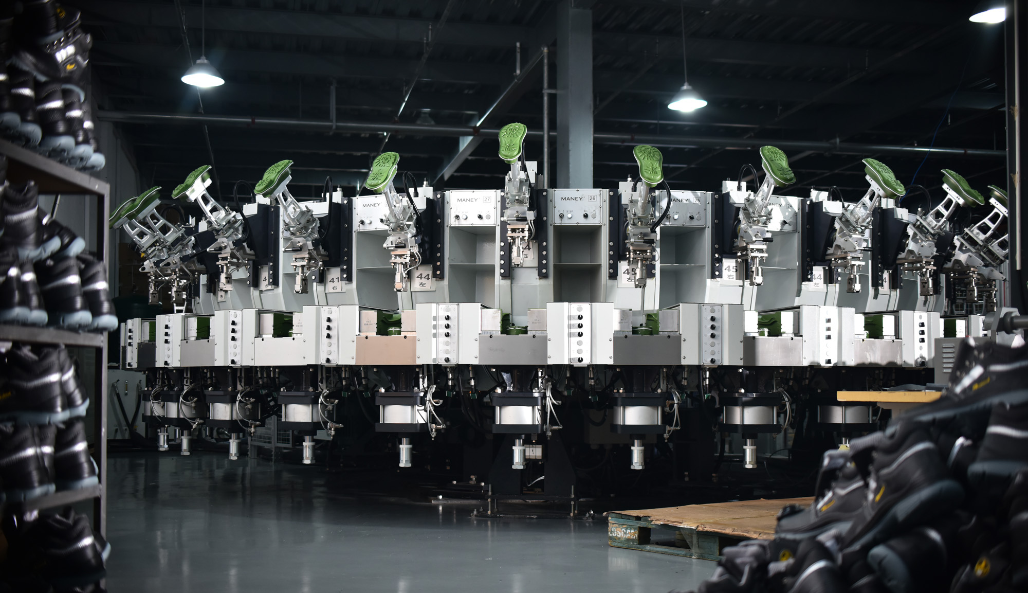 Wtryskarka Desma dla producenta obuwia ochronnego